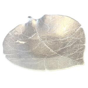 Clear glass Arcoroc Aspen Leaf serving bowl with etched vein details.